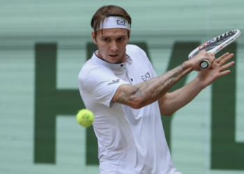 Теннисист Александр Бублик вышел в 1/4 финала турнира во Франции