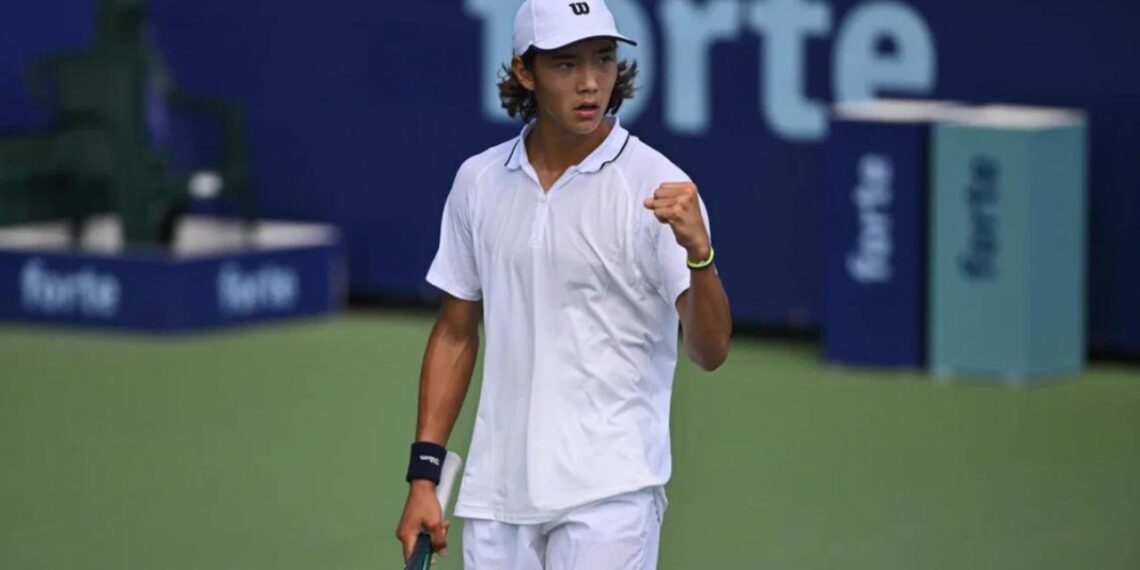 Теннисист Амир Омарханов вошел в пятерку сильнейших юниоров мира