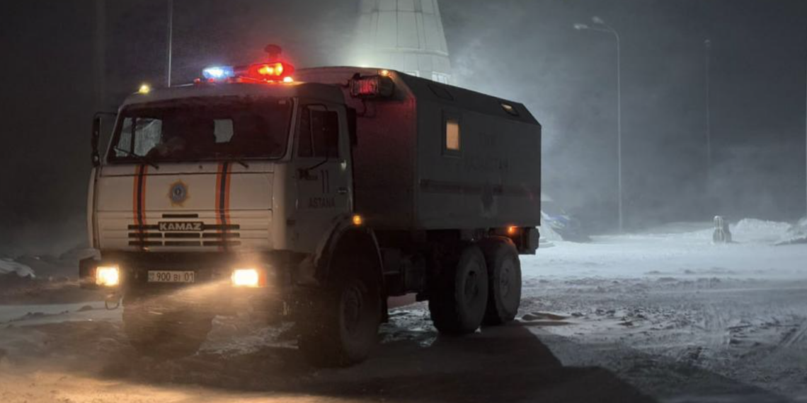 Силами МЧС за двое суток в Казахстане спасено и эвакуировано из снежных заносов около 700 человек