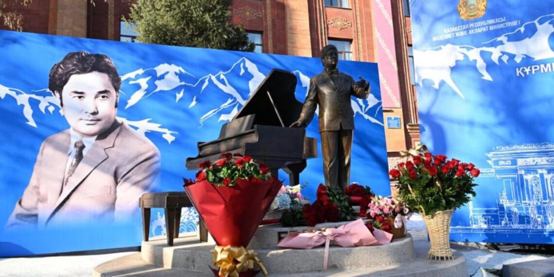 В Алматы открыли памятник выдающемуся деятелю культуры Ермеку Серкебаеву