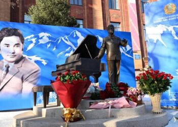 В Алматы открыли памятник выдающемуся деятелю культуры Ермеку Серкебаеву