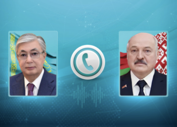 Глава государства провел телефонный разговор с президентом Беларуси