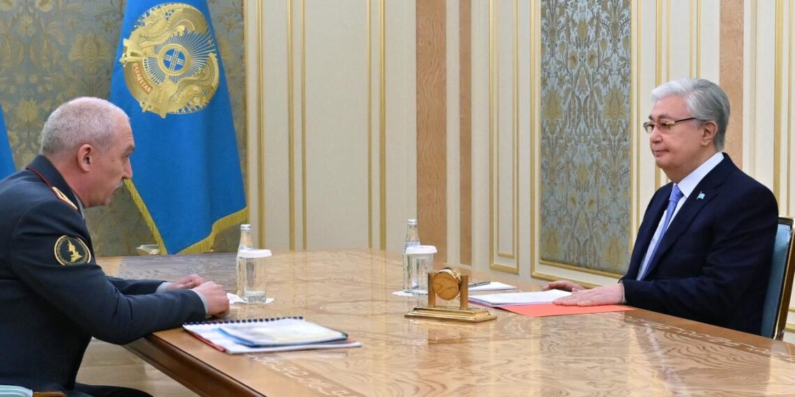 Касым-Жомарт Токаев провел встречу с главой Минобороны Казахстана
