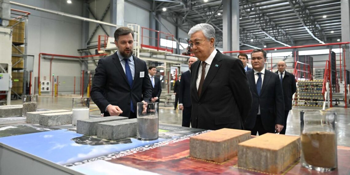 Глава государства посетил объекты строительной отрасли в Астане