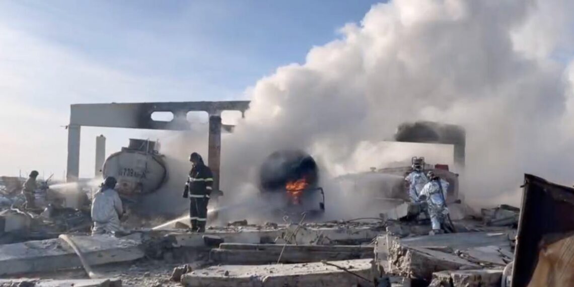 Спасатели МЧС ликвидировали пожар повышенной сложности после взрыва на нефтебазе