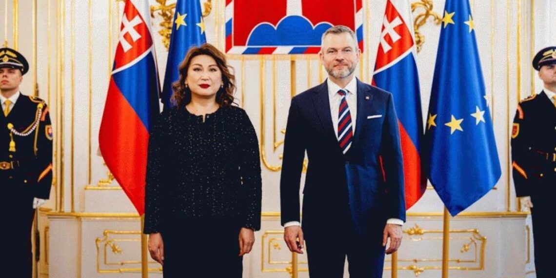 Посол Казахстана вручила верительные грамоты президенту Словакии