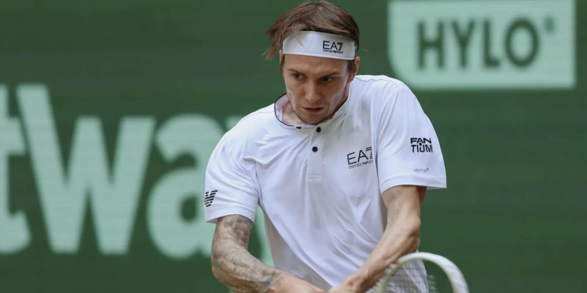 Александр Бублик успешно стартовал на турнире по теннису во Франции