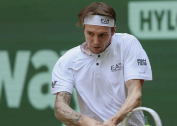 Александр Бублик успешно стартовал на турнире по теннису во Франции