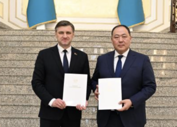 Посол Беларуси вручил копии верительных грамот в МИД Казахстана