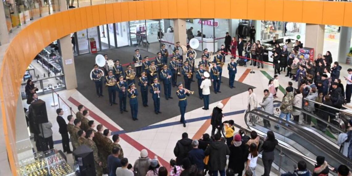 Военные музыканты посвятили концерт в Астане Дню Победы