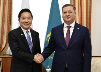 Глава МИД РК принял специального посланника премьер-министра Японии