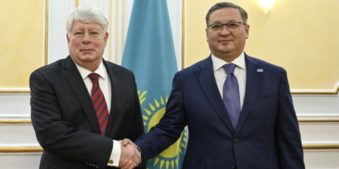 Министр иностранных дел РК провел встречу с послом России