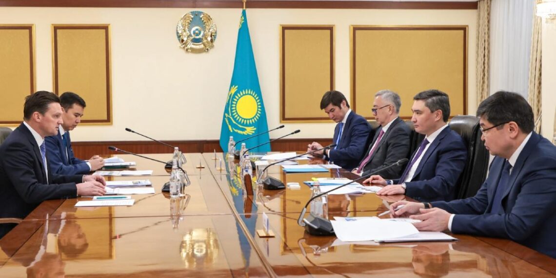 Глава Правительства Казахстана провел встречу с главой ЕАБР