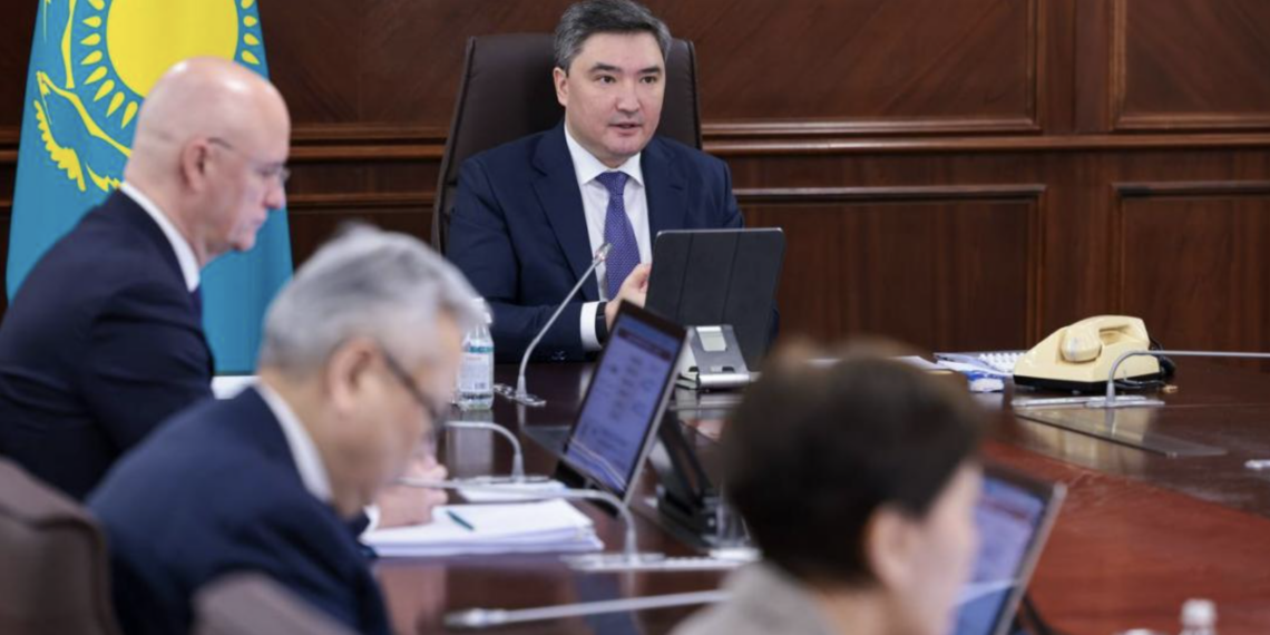 Олжас Бектенов поручил установить автоматизированные системы измерения веса у большегрузов