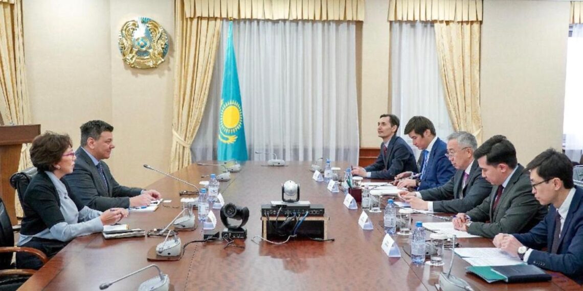 Министр нацэкономики РК провел встречу с главой миссии МВФ в Казахстане