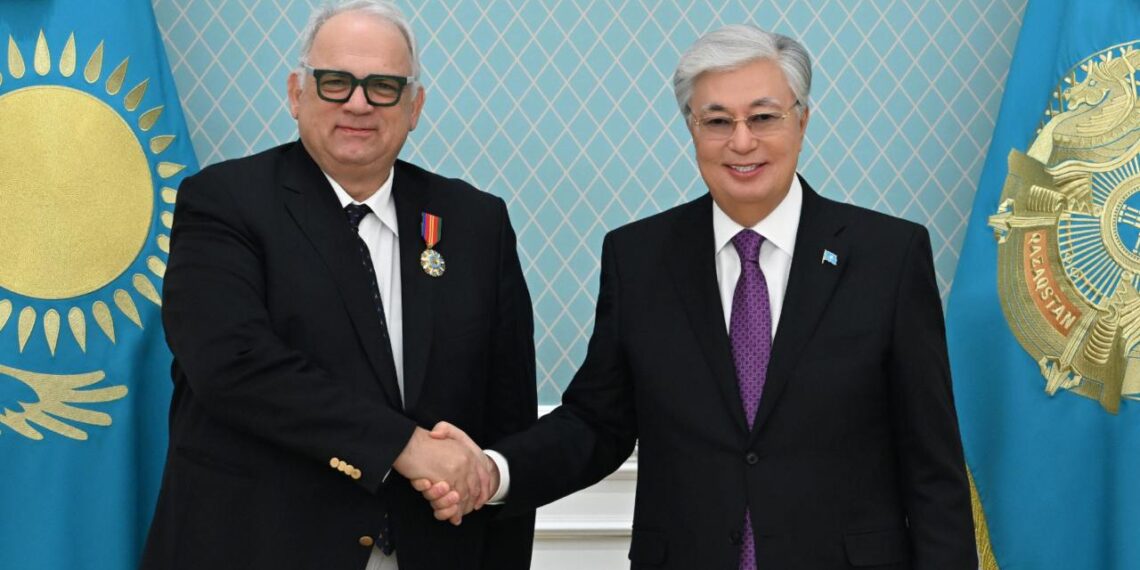 Глава государства принял президента Международной федерации борьбы