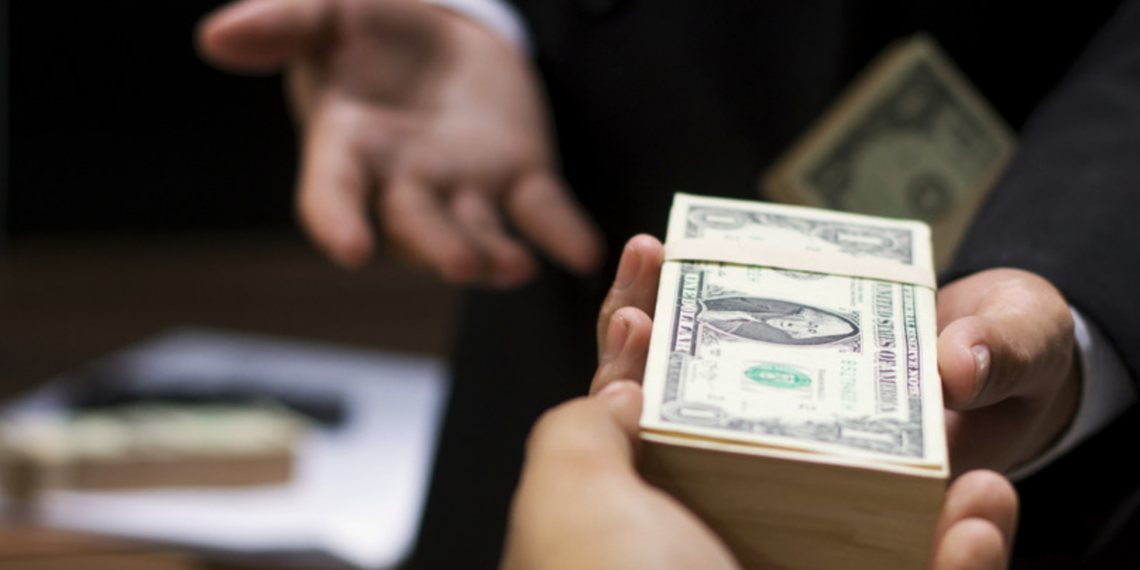 Порядка 80% опрошенных граждан Украины назвали коррупцию серьезной проблемой страны