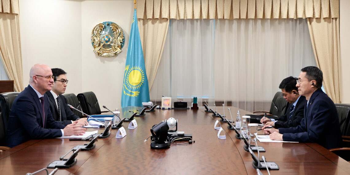 Роман Скляр провел встречу с новым послом Китая в Казахстане