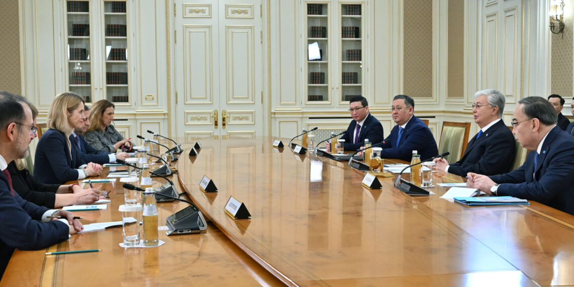 Токаев провел встречу с верховным представителем ЕС по иностранным делам и политике безопасности