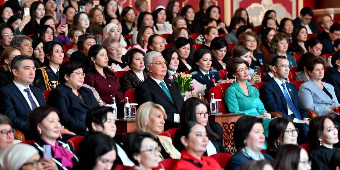 Глава государства посетил праздничный концерт «Әйел – сұлулықтың әуені»