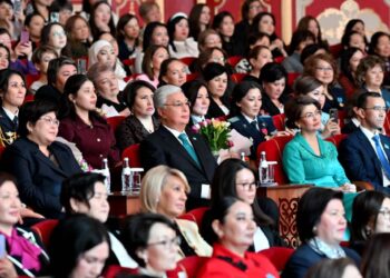 Глава государства посетил праздничный концерт «Әйел – сұлулықтың әуені»