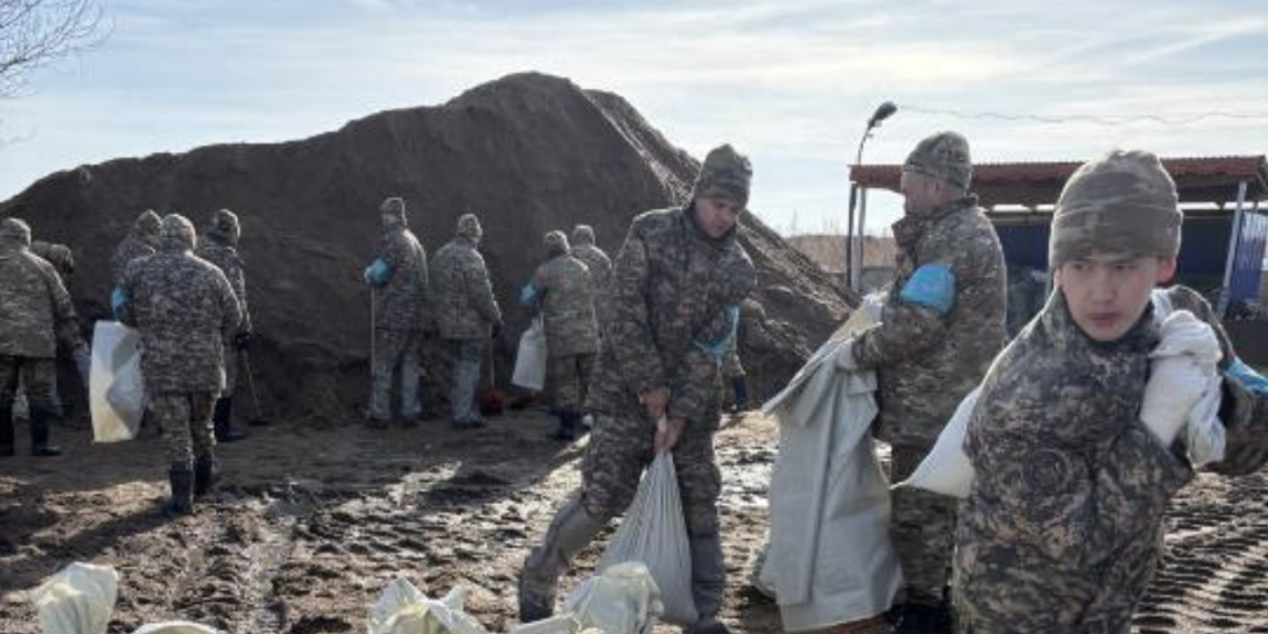 В противопаводковых мероприятиях задействованы свыше 2 тысяч военнослужащих