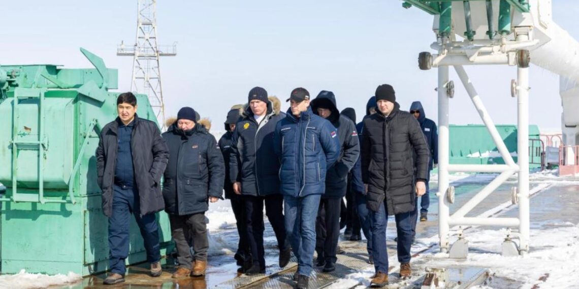 Глава Минцифры РК провел встречу с гендиректором ГК «Роскосмос» на космодроме «Байконур»