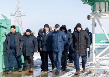 Глава Минцифры РК провел встречу с гендиректором ГК «Роскосмос» на космодроме «Байконур»