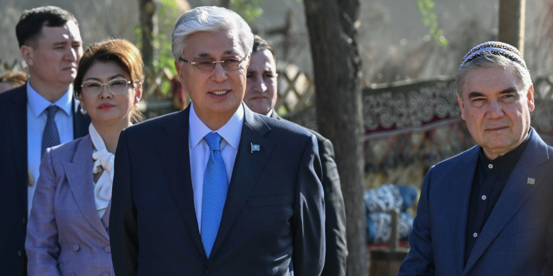 Токаев и Гурбангулы Бердымухамедов посетили комплекс «Этноаул»