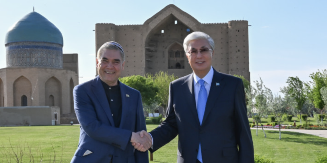 Президент Казахстана и председатель Халк Маслахаты Туркменистана посетили мавзолей Ходжи Ахмеда Яссауи