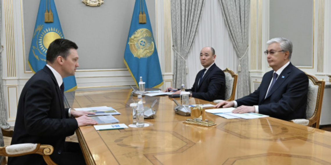 Глава государства провел встречу с председателем правления ЕАБР