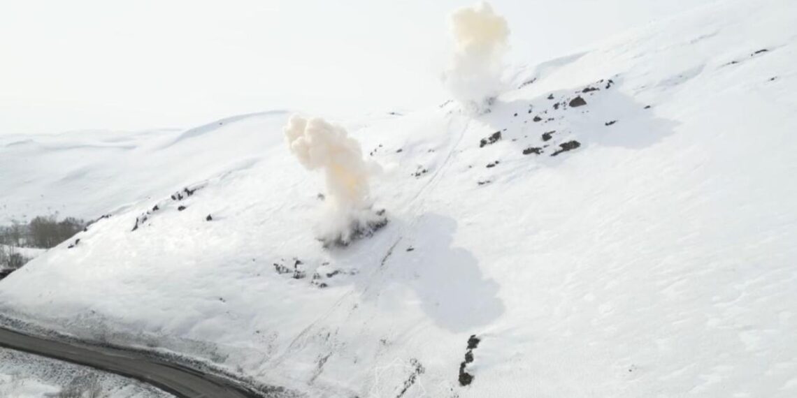 МЧС Казахстана предупреждает о сохраняющейся опасности схода снежных лавин в горах