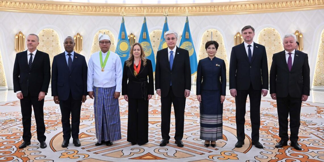 Глава государства принял верительные грамоты послов ряда государств