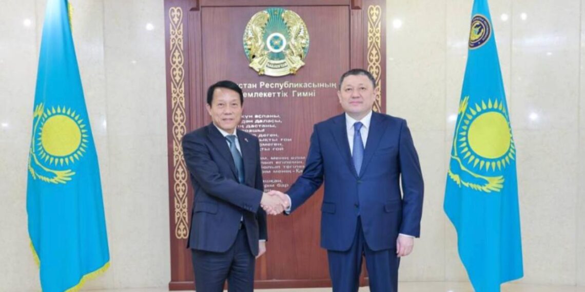 Министр внутренних дел Казахстана встретился с главой общественной безопасности Вьетнама