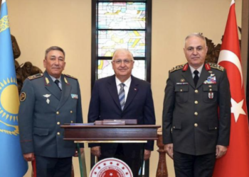 Первый замминистра обороны Казахстана встретился с главой оборонного ведомства Турции