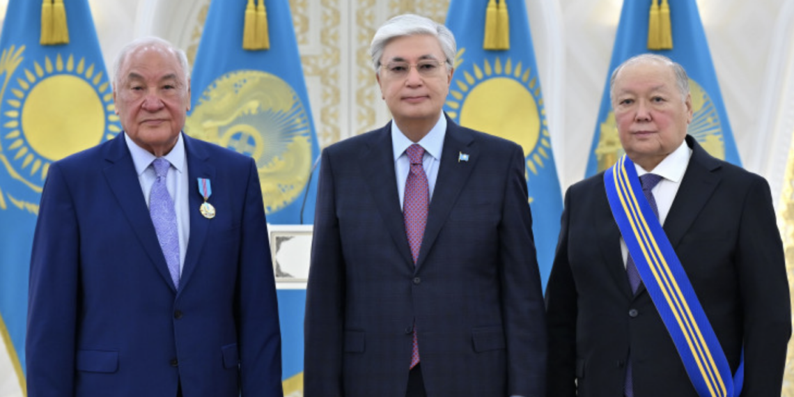 Президент Казахстана вручил государственные награды Равилю Чердабаеву и Серику Токпанову