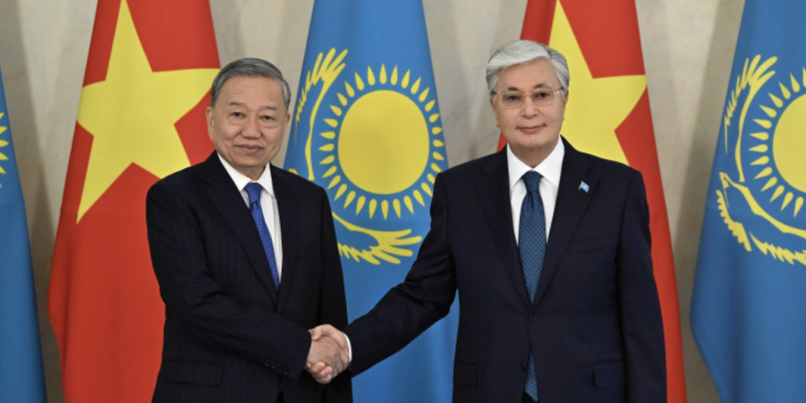 Президент Казахстана провел переговоры в узком составе с генсеком ЦК Коммунистической партии Вьетнама