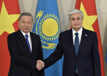 Президент Казахстана провел переговоры в узком составе с генсеком ЦК Коммунистической партии Вьетнама