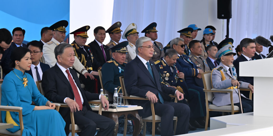 Касым-Жомарт Токаев и То Лам приняли участие в военном параде в Астане