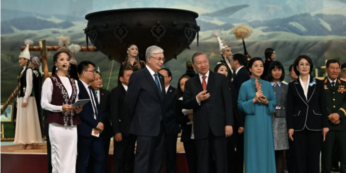 Президент Казахстана и генсек ЦК Коммунистической партии Вьетнама посетили выставку «Этноаул»