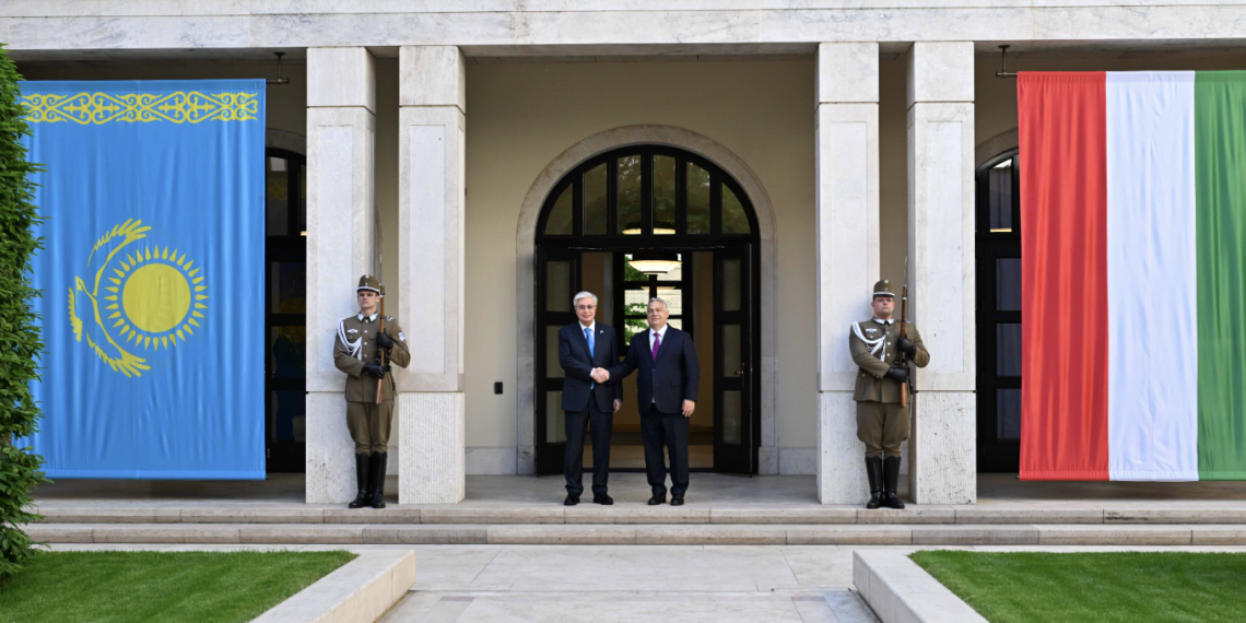 Касым-Жомарт Токаев провел переговоры с премьер-министром Венгрии