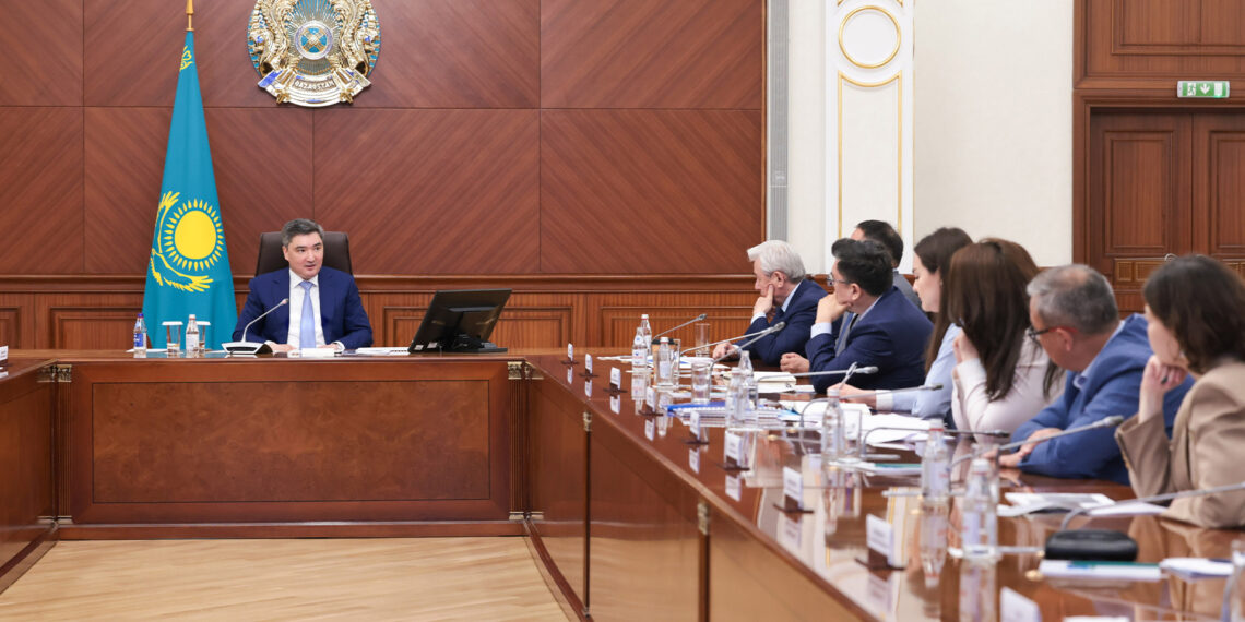 Олжас Бектенов провел встречу с экспертами для обсуждения вопросов развития экономики РК