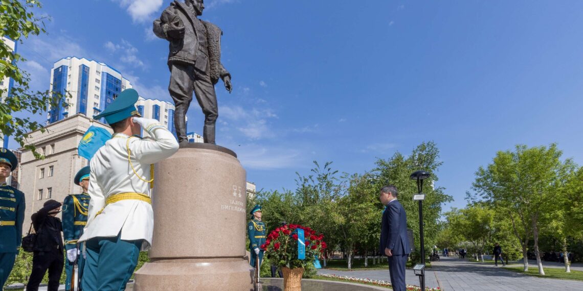 Олжас Бектенов возложил цветы к памятнику казахстанскому летчику Талгату Бегельдинову