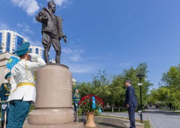 Олжас Бектенов возложил цветы к памятнику казахстанскому летчику Талгату Бегельдинову