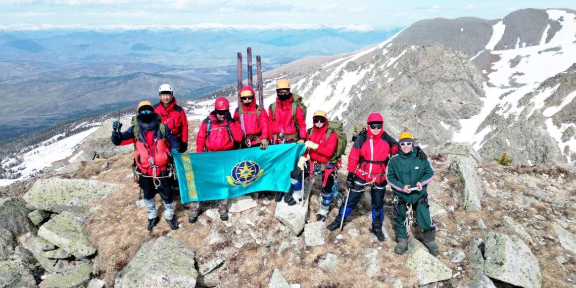 Спасатели МЧС РК взошли на гору высотой 2630 метров