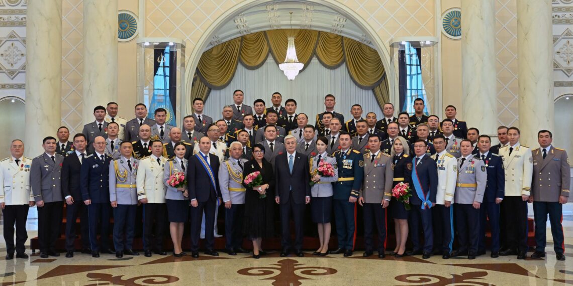 Токаев принял участие в церемонии вручения государственных наград, высших воинских и специальных званий, классных чинов