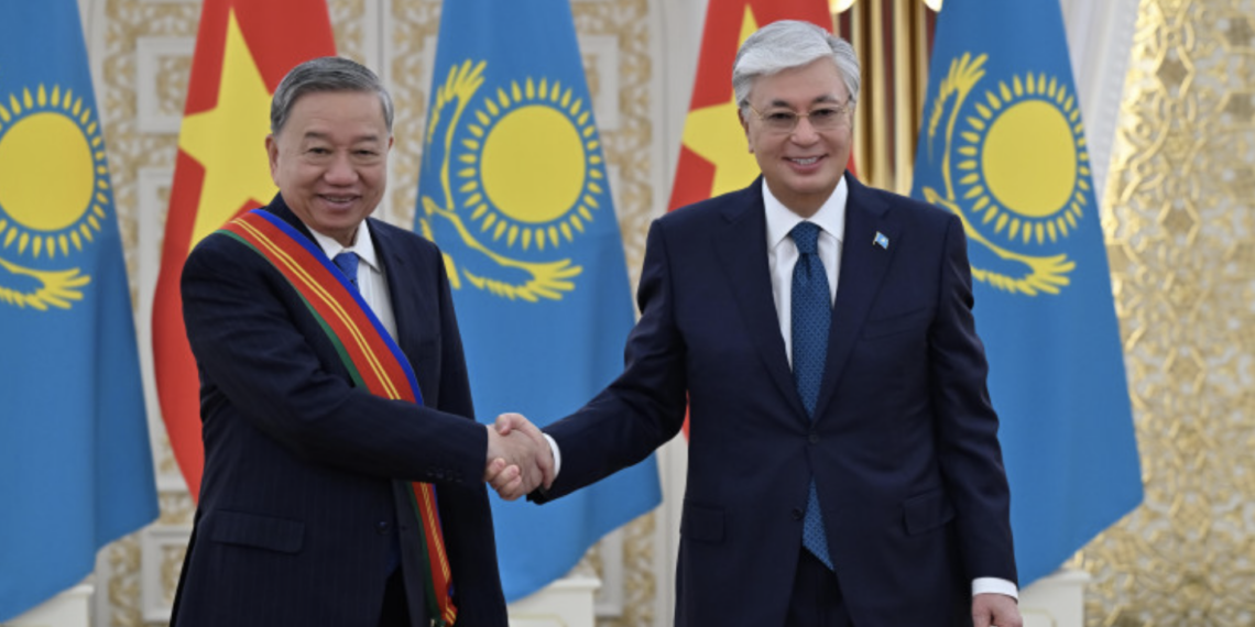 Касым-Жомарт Токаев наградил То Лама орденом «Достық» I степени