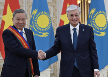 Касым-Жомарт Токаев наградил То Лама орденом «Достық» I степени