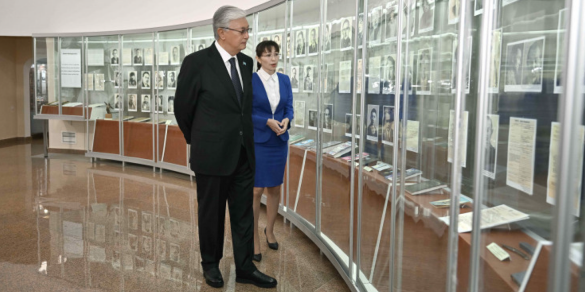 Глава государства осмотрел музей «АЛЖИР»