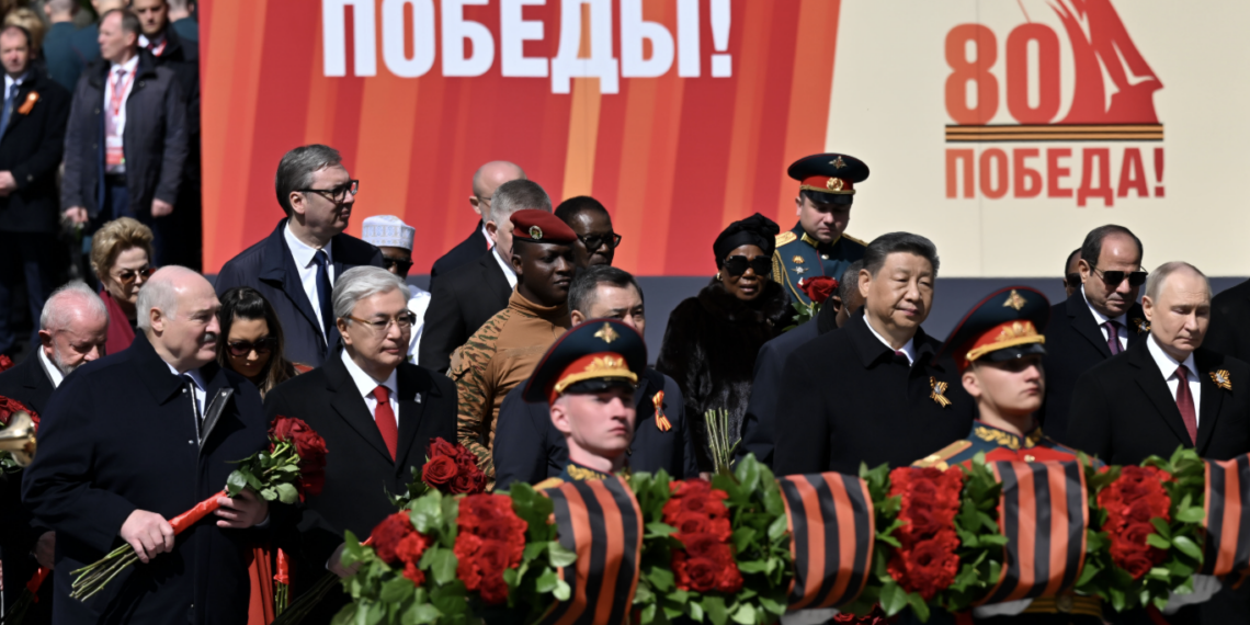 Токаев посетил военный парад в Москве по случаю Дня Победы